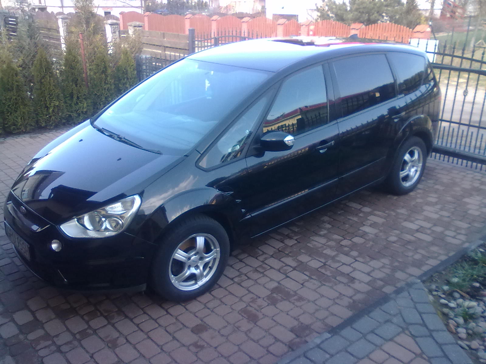 Czarny Ford S-Max, na usługi klientów.